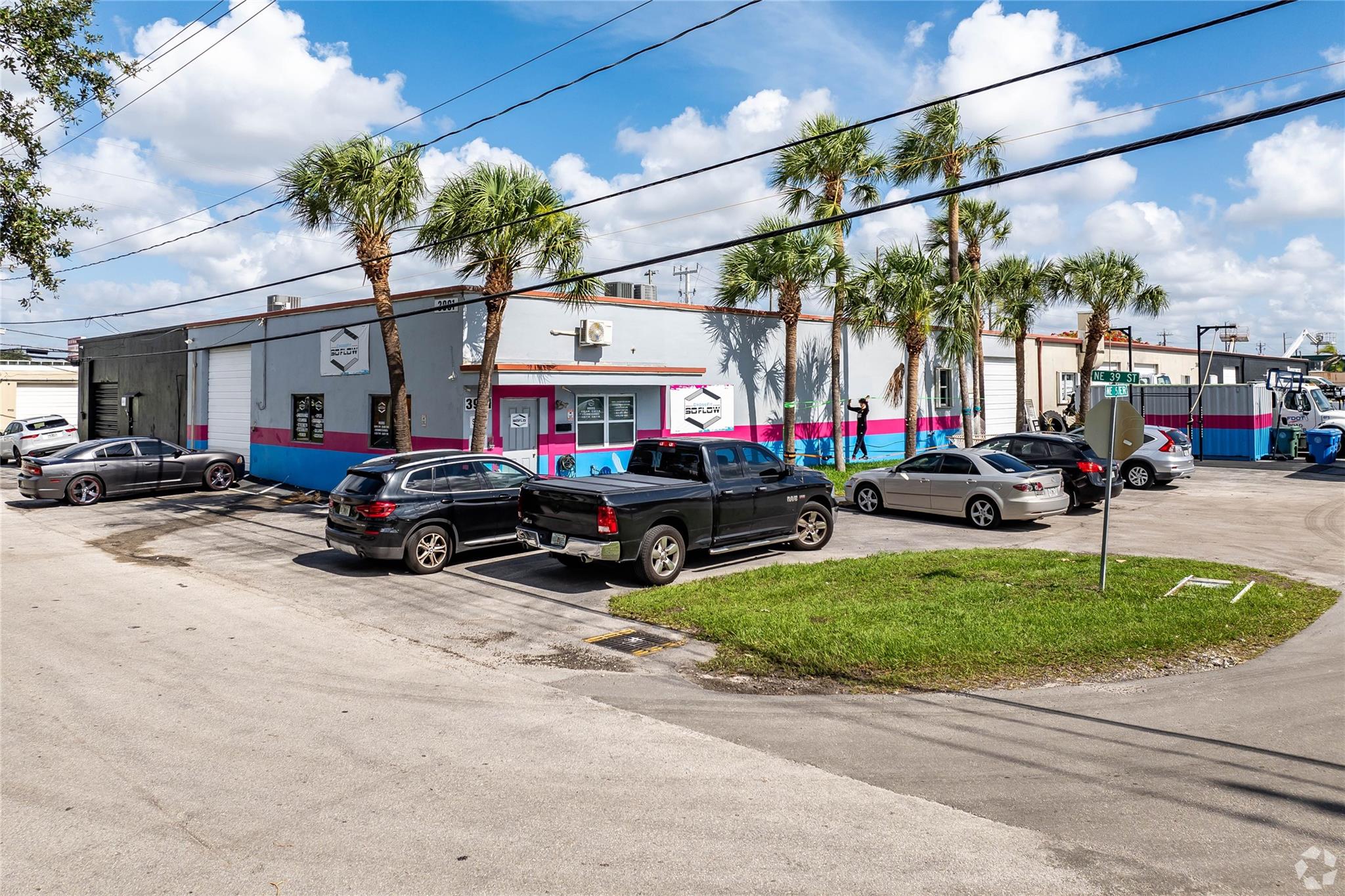 Electric:3 phase
Built in 1973, this 17,000 square foot class C Industrial building is well situated in Oakland Park. It was renovated in 2018 and features one floor of
updated premium commercial space. The property's avalible unit #4 has one drive thru cross dock on the end-cap unit and features 12+/-tandem surface level parking spaces in front.
Easy access to I-95 and within walking distance to Stevens Field. This property is
positioned excellently for commute and access to nearby amenities.