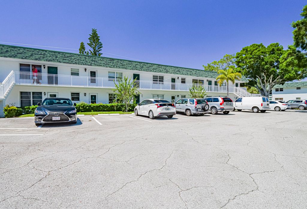 Photo of 2800 Indian River Boulevard #4r, Vero Beach, FL 32960 (MLS # B26019961)