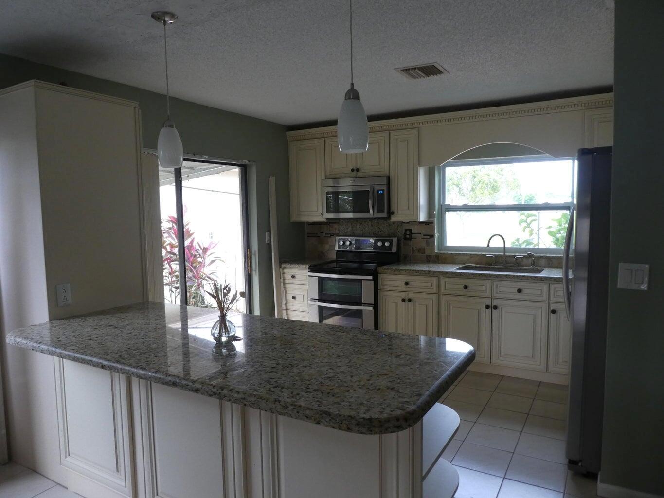 5751 Mirror Lakes Boulevard
