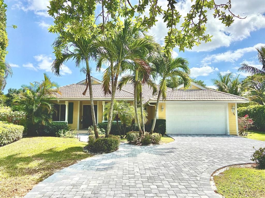 Photo of 18733 SE Lakeside Way, Tequesta, FL 33469 (MLS # R10700229)