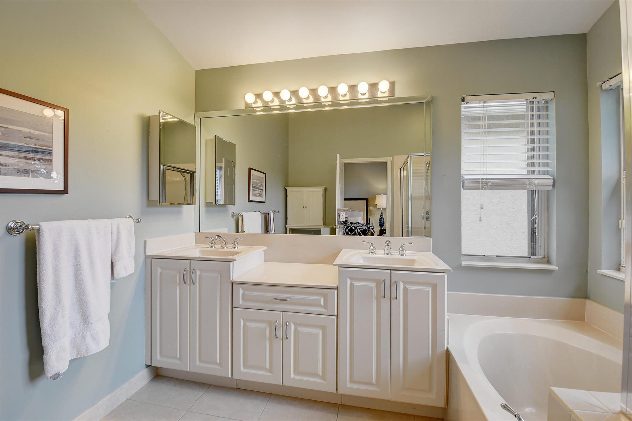 VALENCIA PALMS - Residential