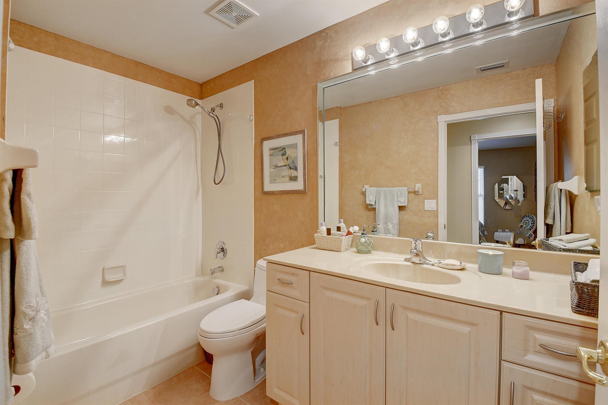 VALENCIA PALMS - Residential