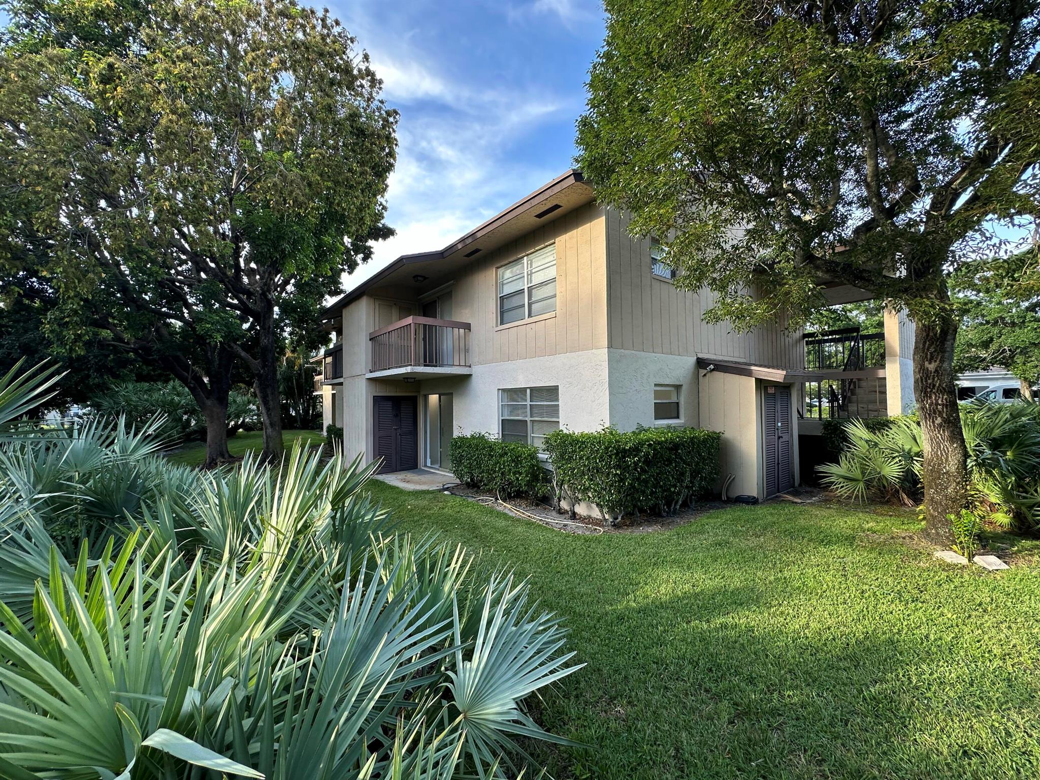Newly Upgraded & spacious 1 bedroom 1 bathroom featuring an open kitchen concept with breakfast bar and garden view. Walk in closet, in unit storage. Resort style community, laundry facilities on site. Conveniently close to I-95 and Delray downtown. Water is included; small pets are allowed. Do not miss out on this opportunity!