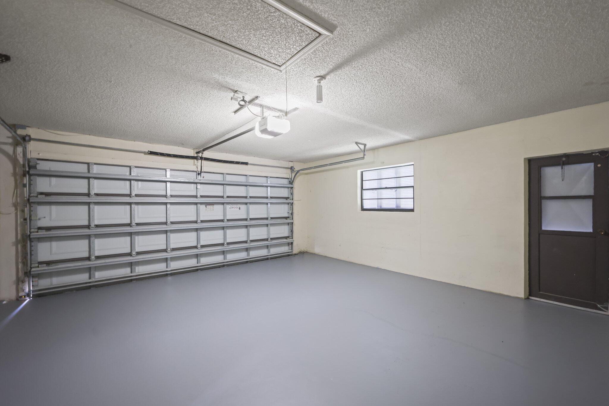Properties 80 W RUBBER TREE Drive