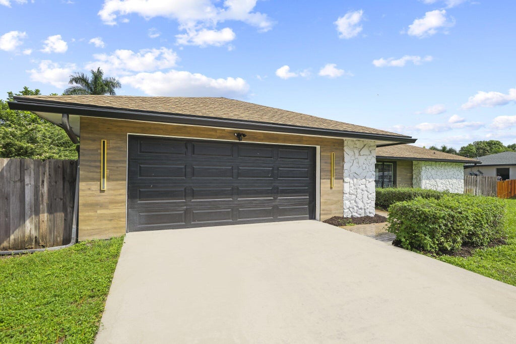 Photo of 80 W RUBBER TREE Drive, Lake Worth, FL 33467 (MLS # B26087901)