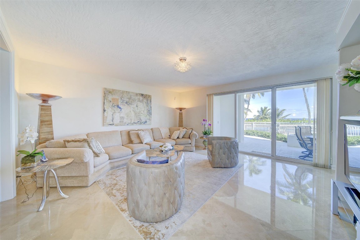 1073 Hillsboro Mile 1-S