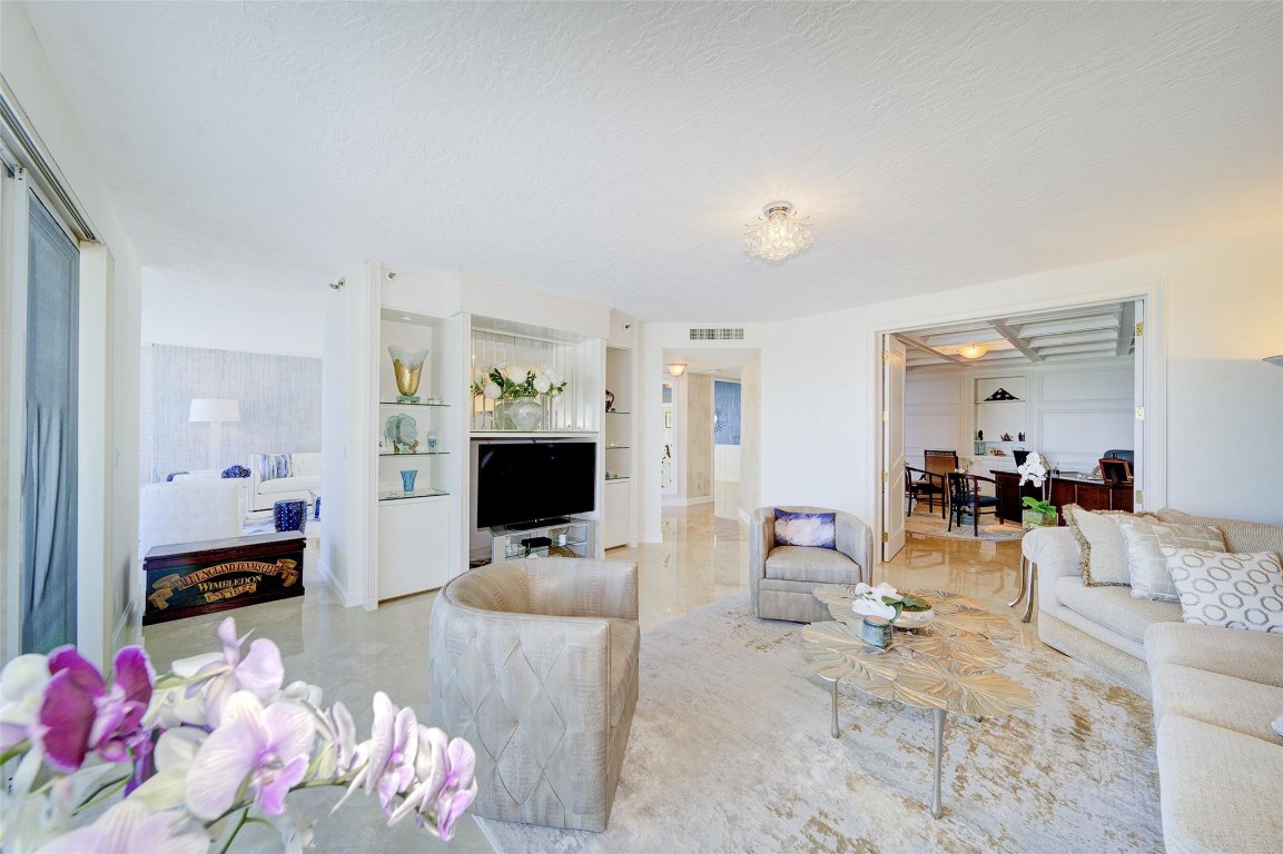 1073 Hillsboro Mile 1-S