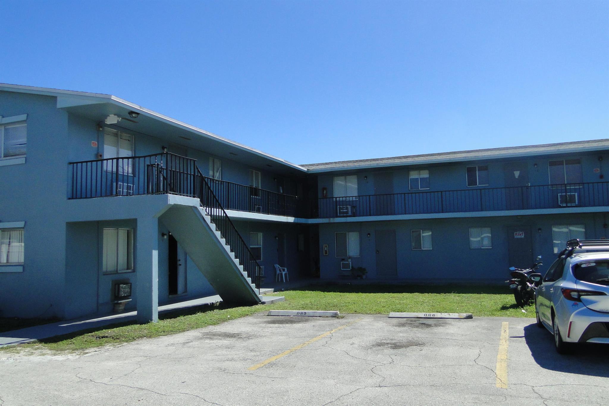 CORNER UNIT!  1/1 condo conveniently located near I95 and close to shopping, schools, restaurants, Lake Worth Downtown, and the beach. GREAT INVESTMENT OPPORTUNITY. TENANT-OCCUPIED.