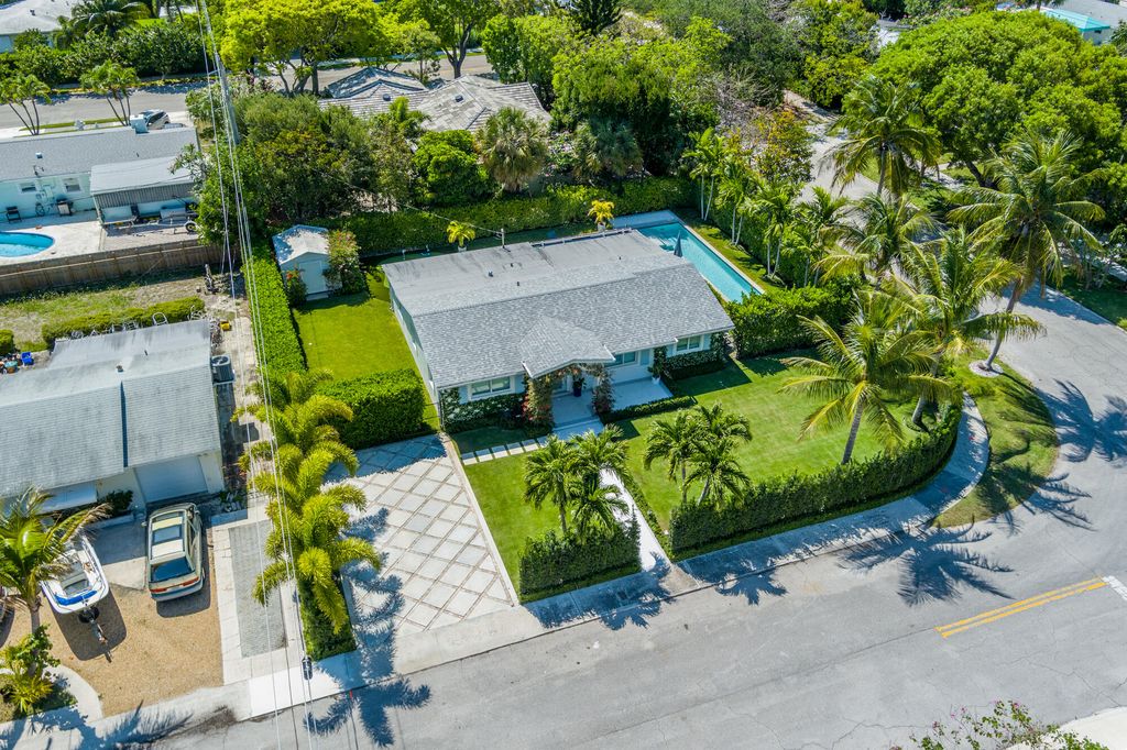Photo of 8001 Arlington Place, West Palm Beach, FL 33405 (MLS # B26026927)