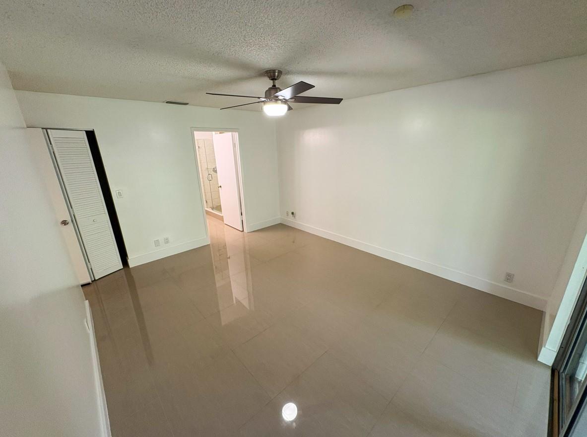 572 Woodgate Cir B
