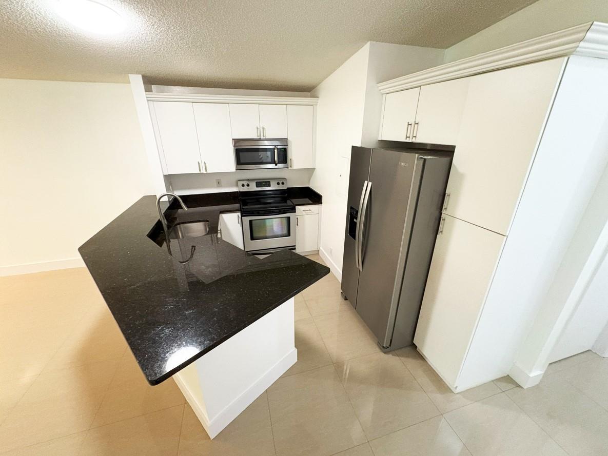 572 Woodgate Cir B