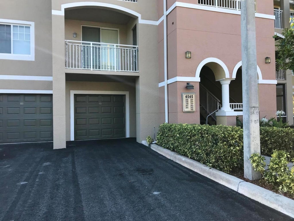 Photo of 6565 Emerald Dunes Drive #108, West Palm Beach, FL 33411 (MLS # R10934206)