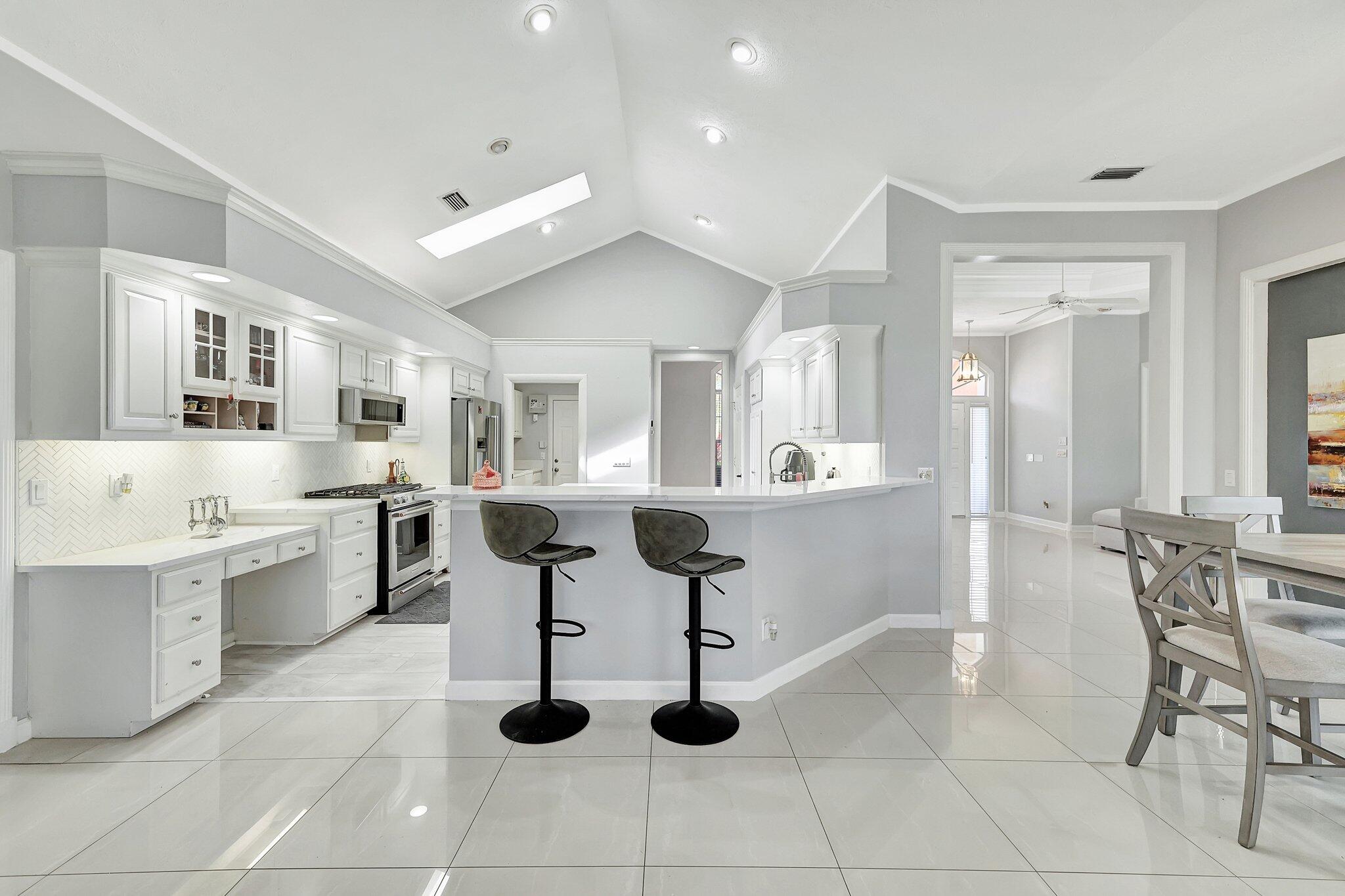 COUNTRY CLUB POINTE - Residential