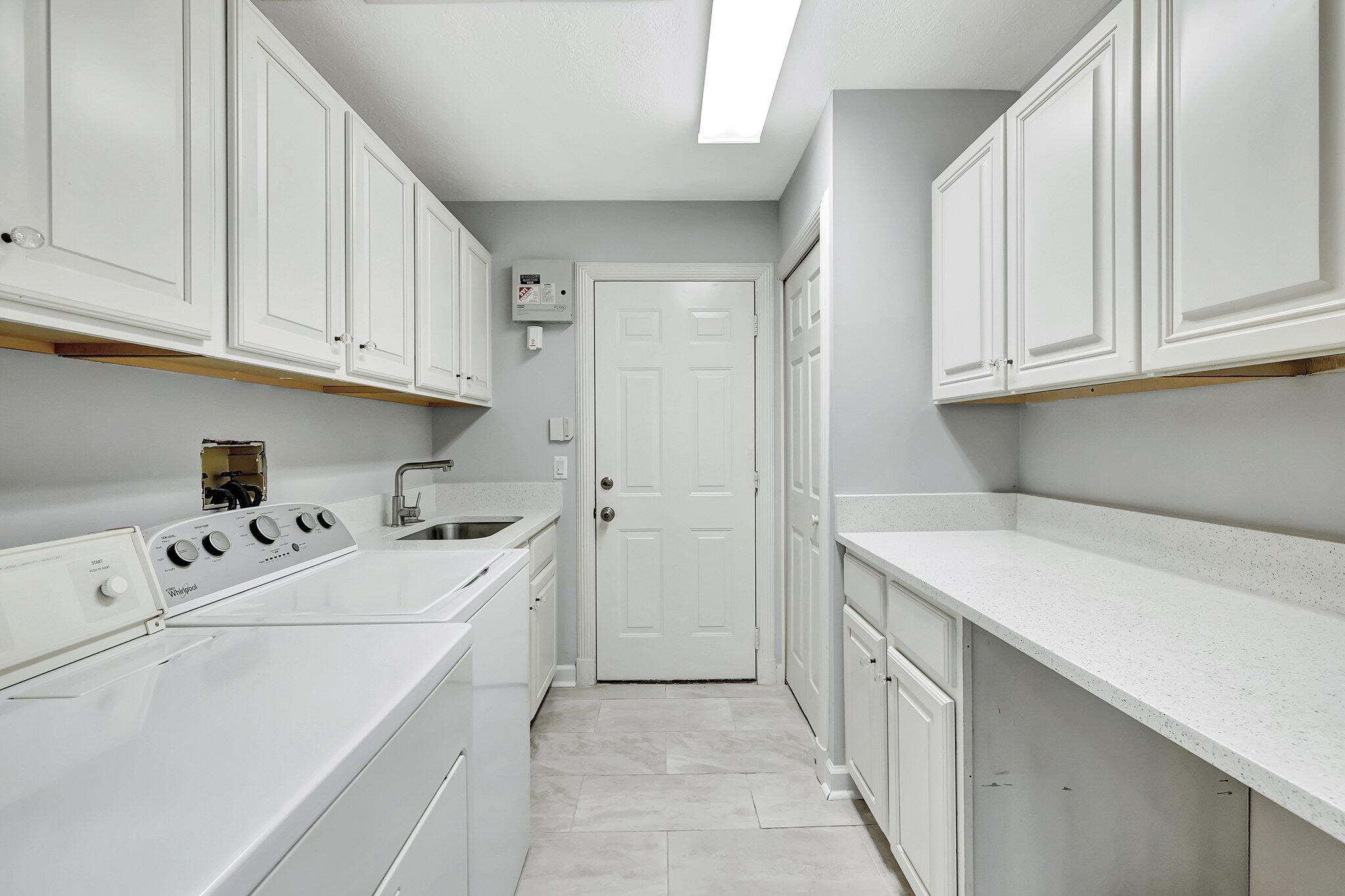 COUNTRY CLUB POINTE - Residential