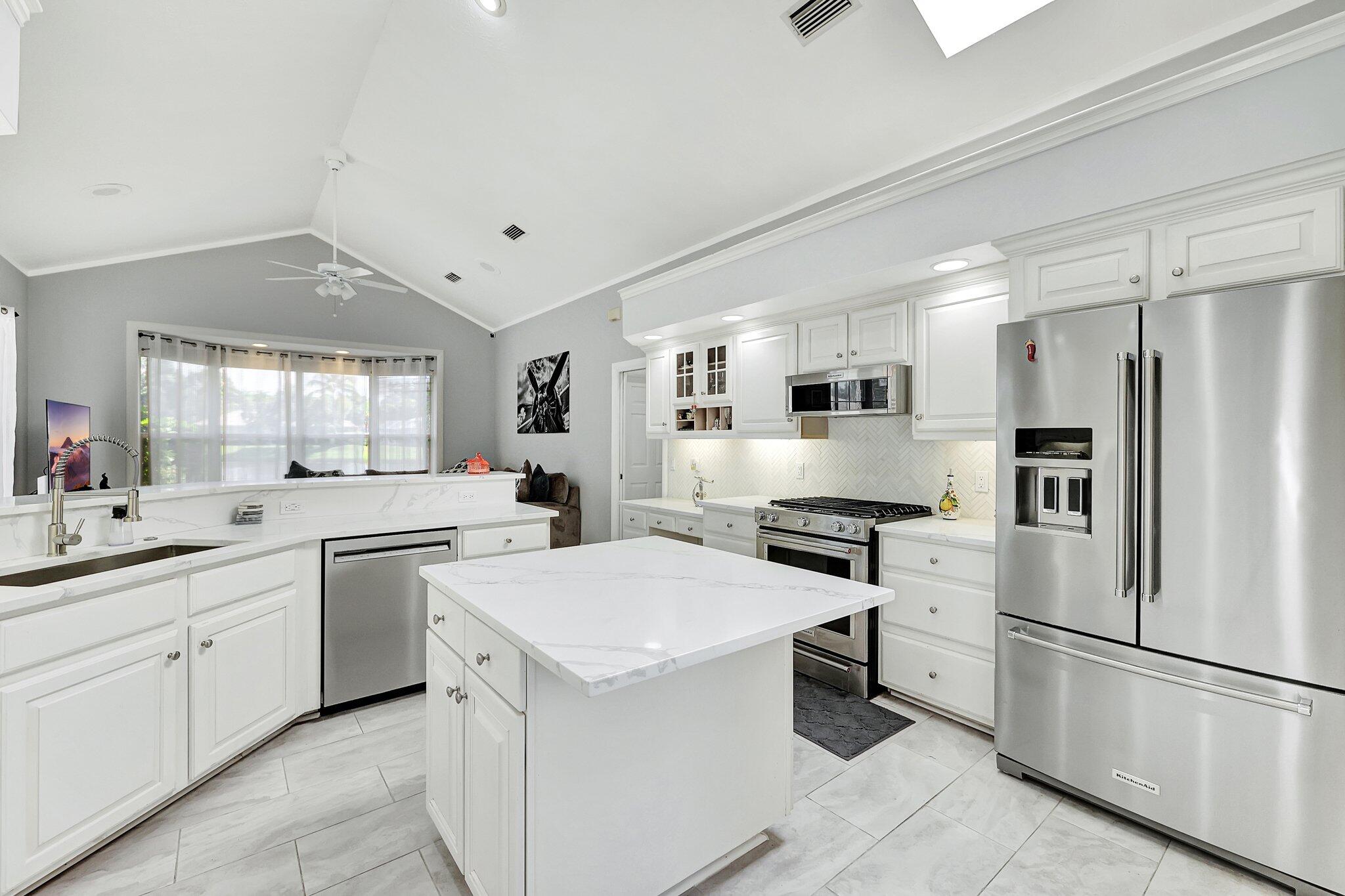 COUNTRY CLUB POINTE - Residential