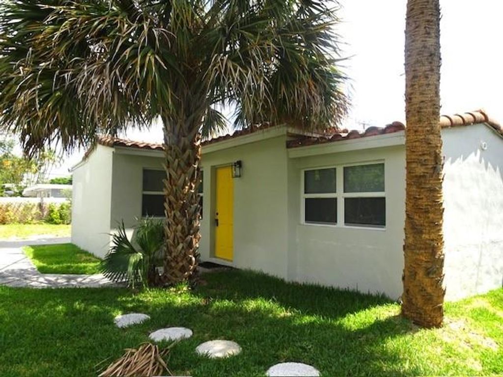 Photo of 341 SW 21st Street, Fort Lauderdale, FL 33315 (MLS # F10506375)