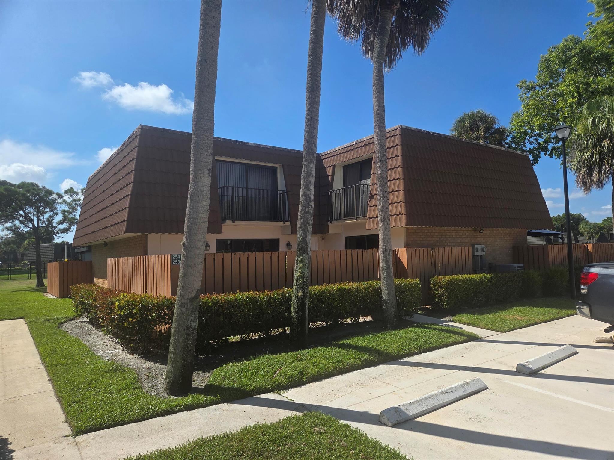 This Sandalwood North Townhome is of Village Blvd. with easy access to I-95. Fresh painted, very spacious living room, ready to move in. All tile, only the stars has carpet. The community offers a access to 7 tennis course and a professional swimming pool on Cumberland Drive. Please come for a visit.