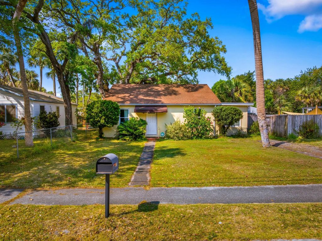 Photo of 810 Citrus Avenue, Fort Pierce, FL 34950 (MLS # R11070160)