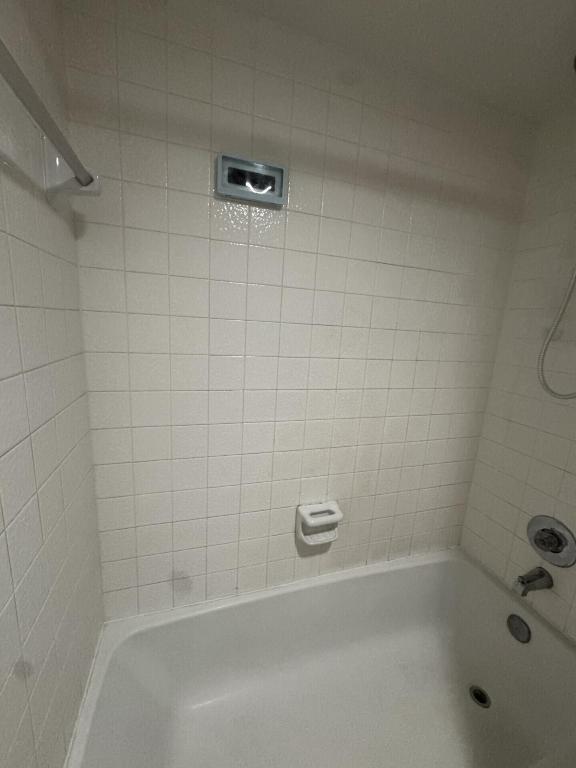 MIDPORT PLACE I, A CONDOMINIUM - Residential Lease