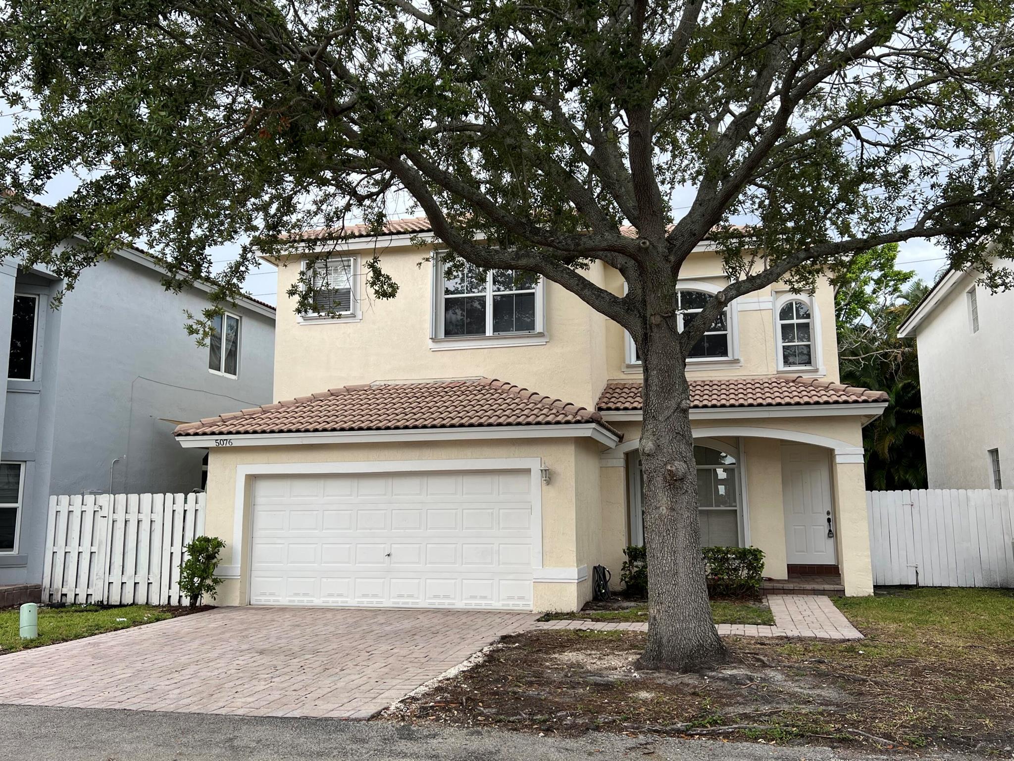 THIS EXQUISITE 2120 SQF. HOME 2 STORY HOME HAS BEEN PARTIALLY REMODELED. FRESHLY PAINTED INSIDE AND OUT, BRAND NEW KITCHEN CABINETS, SS KITCHEN SINK, SS APPLIANCES, NEW FLOORING FROM STAIRS ALL WAY TO SECOND FLOOR, ALL NEW CUSTOM BLINDS. 3 BEDROOMS AND A LOFT 2 1/2 BATHROOM, FAMILY ROOM, LIVING ROOM, DINNING ROOM, KITCHEN NOOK, LAUNDRY ROOM 2 CAR GARAGE..TOP LOADER WASHER AND DRYER, MASTER BEDROOM HAS WALK N CLOSET AND JACUZZI IN THE BATHROOM,COVERED FLORIDA ROOM MAPLE RIDGE HAS A COMMUNITY POOL, CHILDREN'S PLAYGROUND. GREAT LOCATION QUIET NEIGHBORHOOD. IN PRESTIGIUOS COMMUNITY OF MAPLE RIDGE,.
