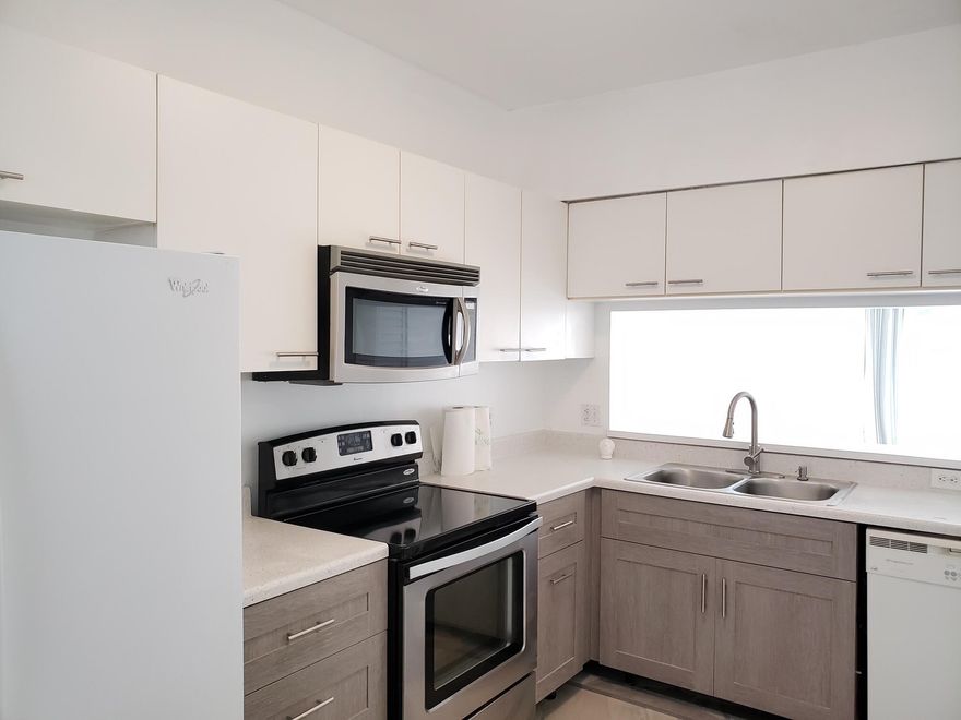GORGEOUS 2 STORY TOWNHOUSE WITH LAKE VIEW, GATED COMMUNITY. SPACOUS LIVING/DINING. WALK TO PUBLIX, GREAT LOCATION NEAR TO FORT LAUDERDALE AIRPORT & I-95