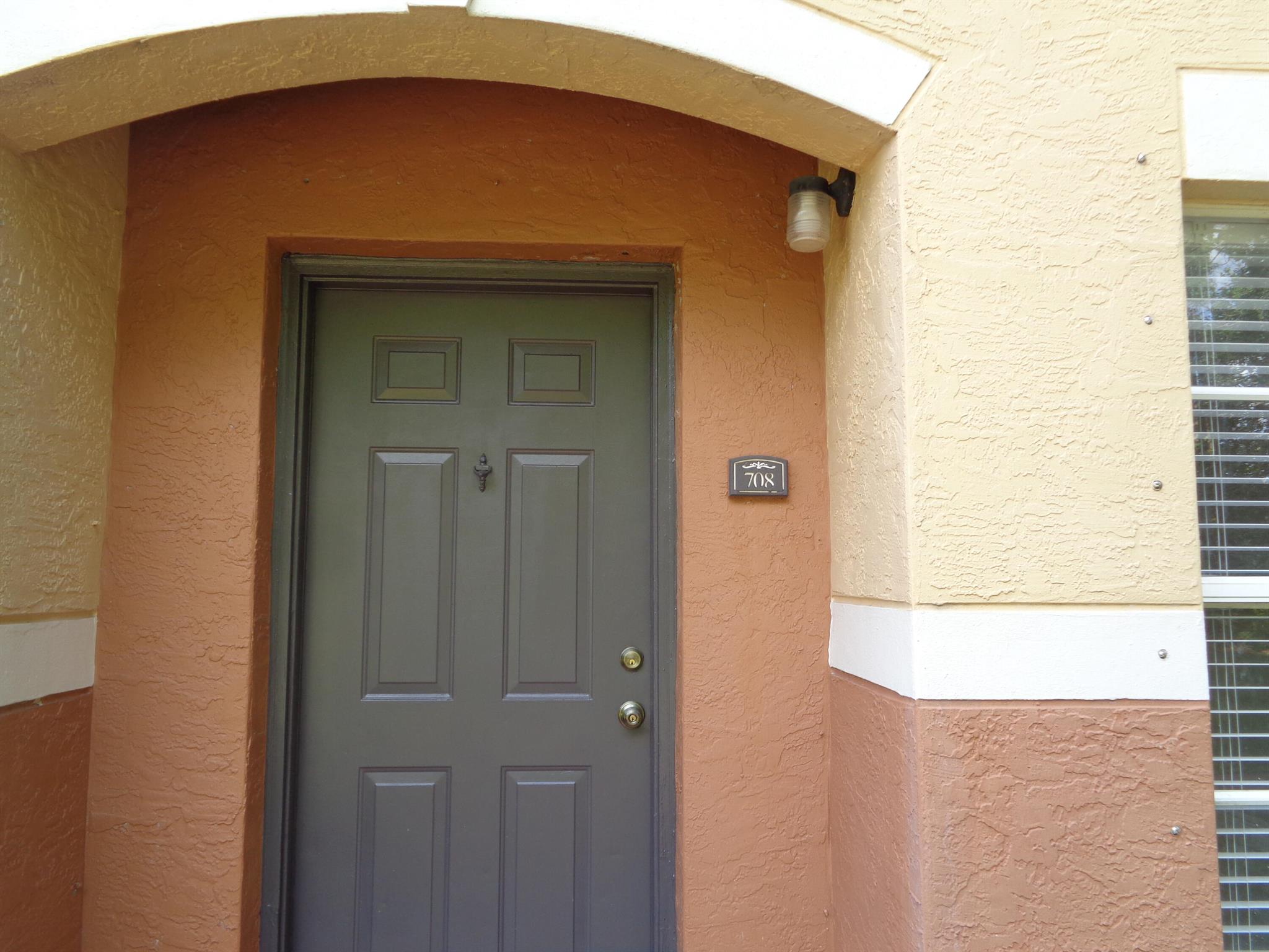 Excellent condition. Tenant required to purchase renters insurance.