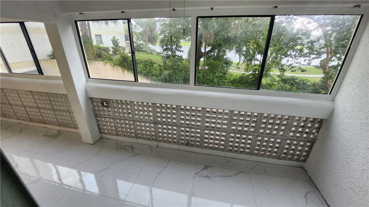 THE LAKES OF INVERRARY - Residential Lease