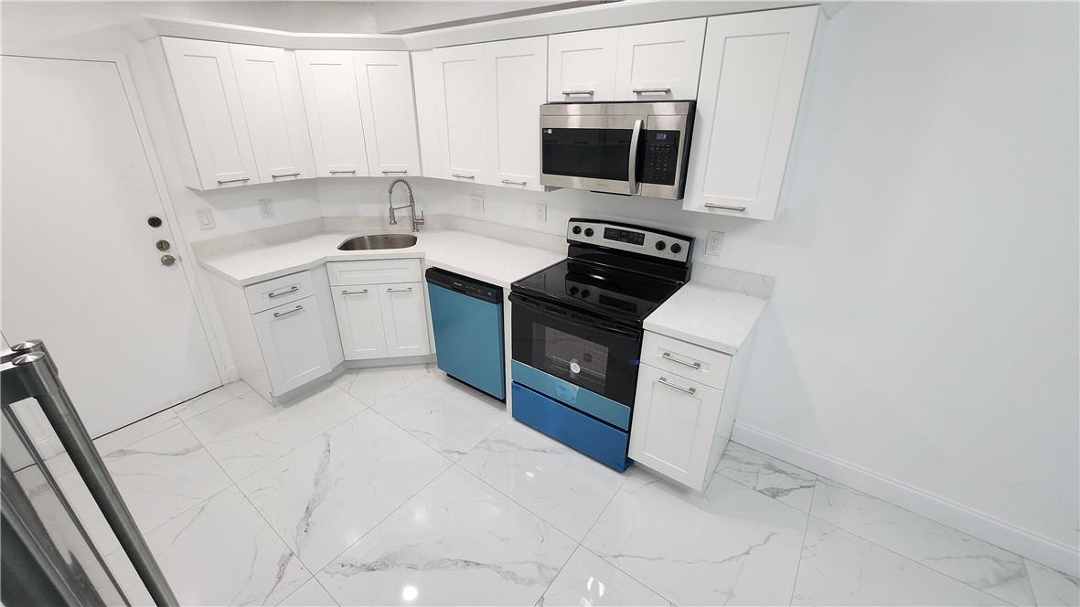 THE LAKES OF INVERRARY - Residential Lease