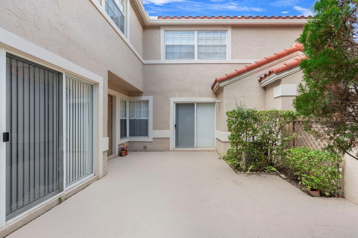 EMBASSY LAKES - Residential