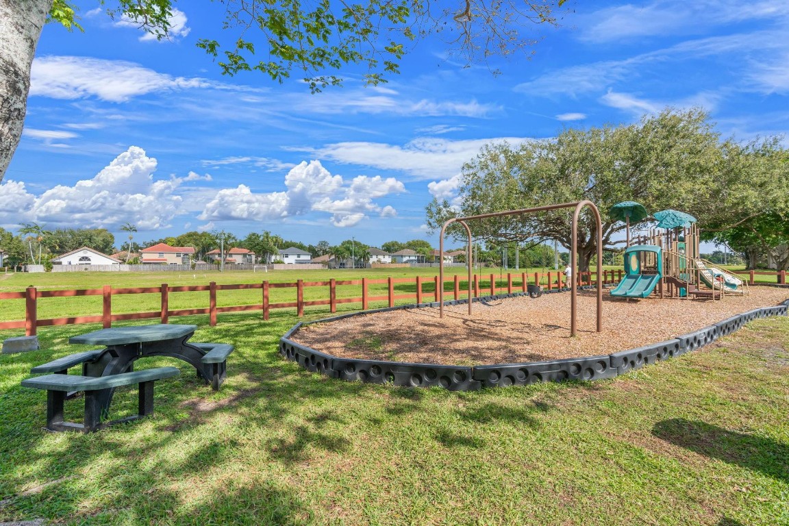 EMBASSY LAKES - Residential