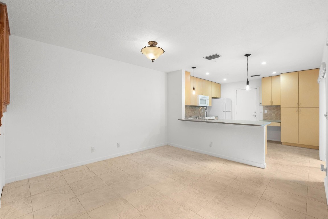 EMBASSY LAKES - Residential