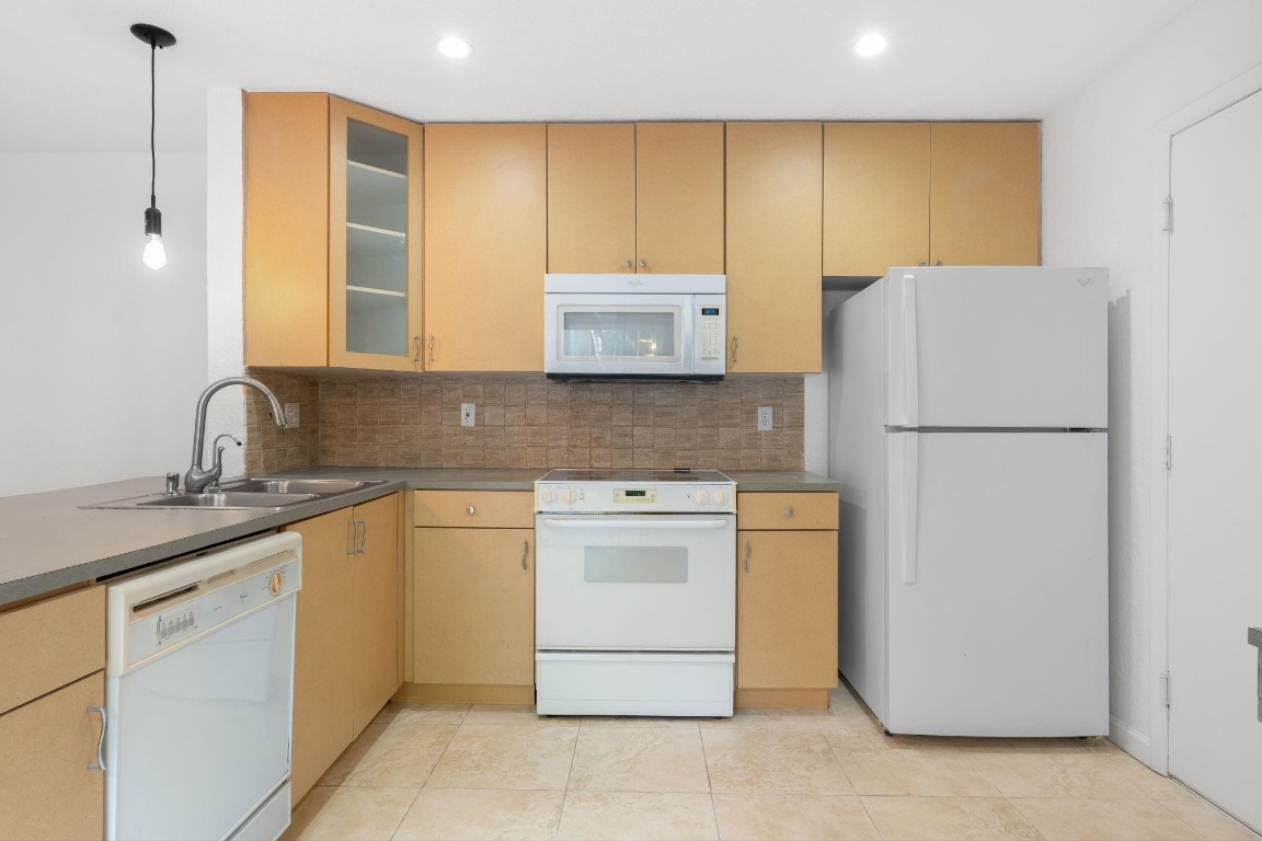 EMBASSY LAKES - Residential