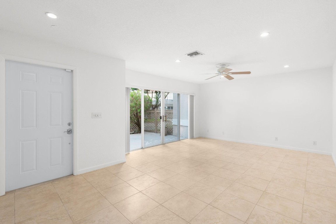 EMBASSY LAKES - Residential