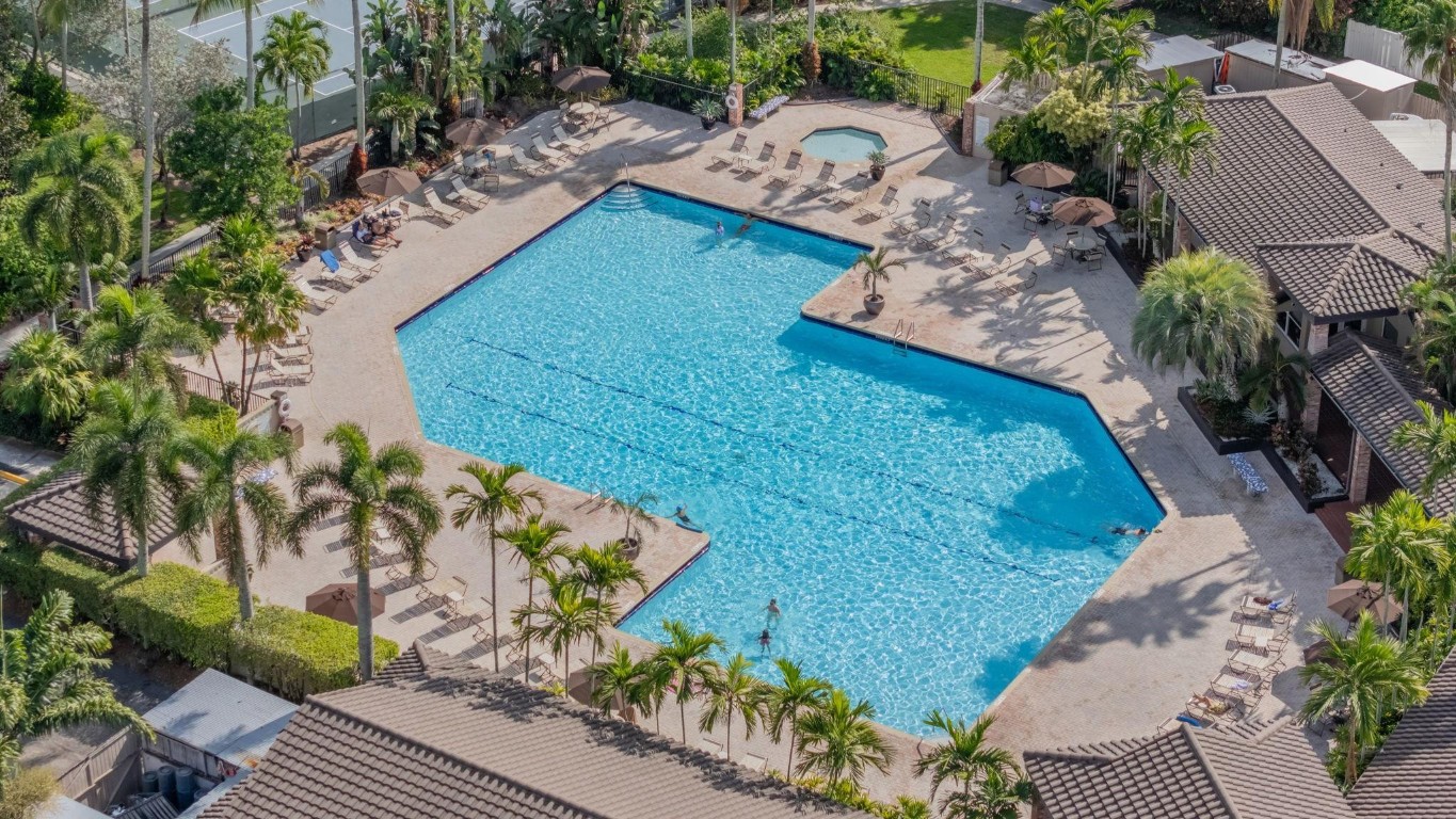 EMBASSY LAKES - Residential