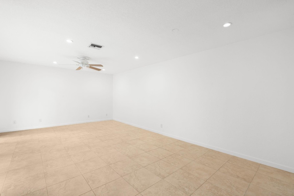 EMBASSY LAKES - Residential