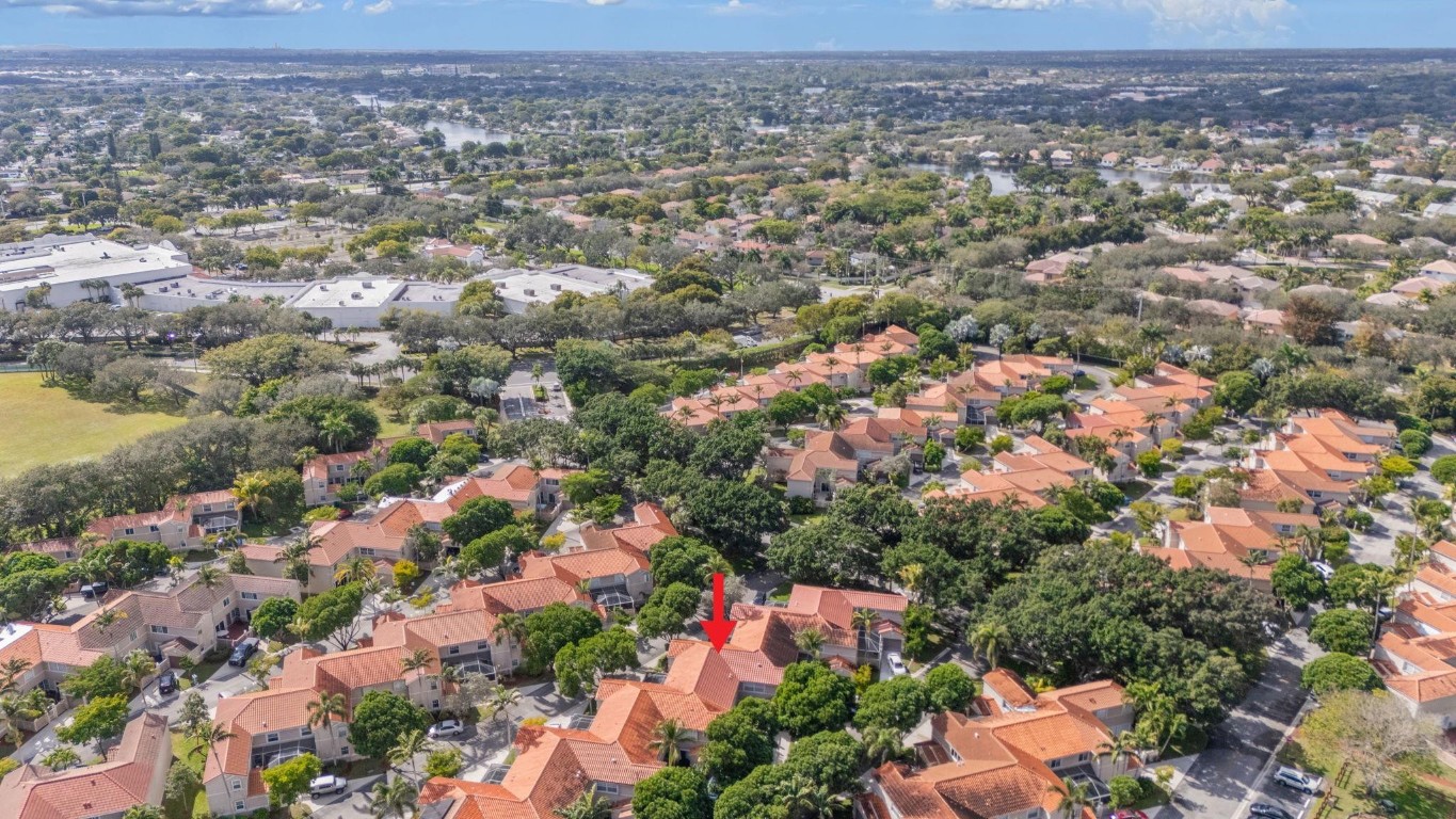 EMBASSY LAKES - Residential