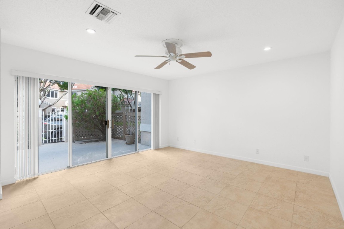 EMBASSY LAKES - Residential