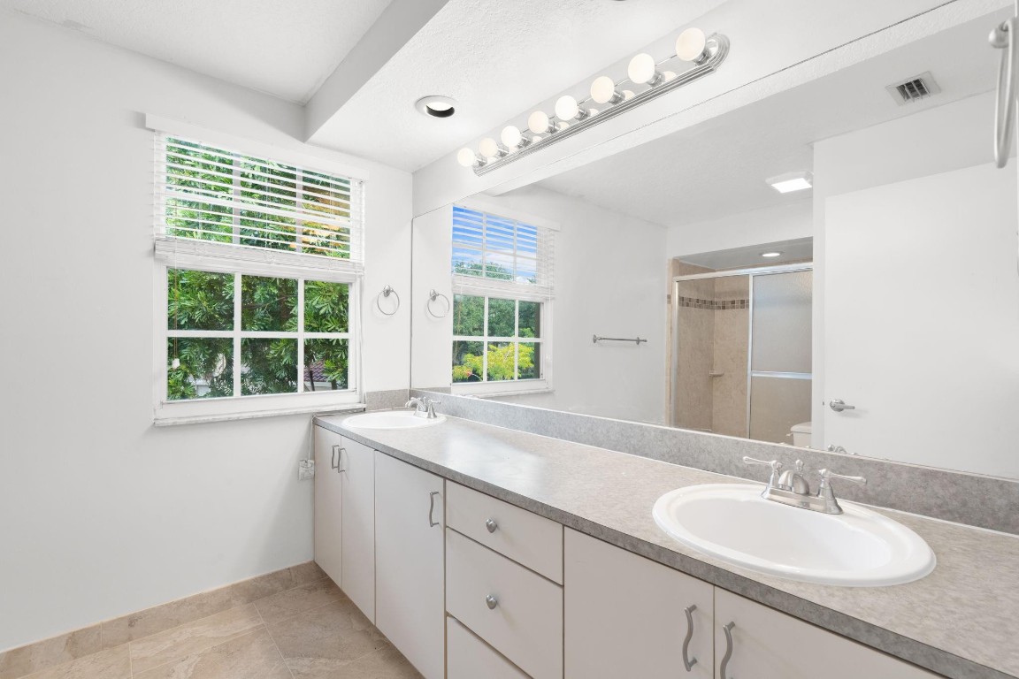 EMBASSY LAKES - Residential