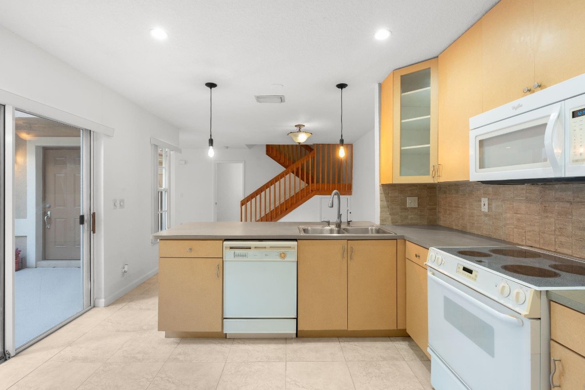 EMBASSY LAKES - Residential