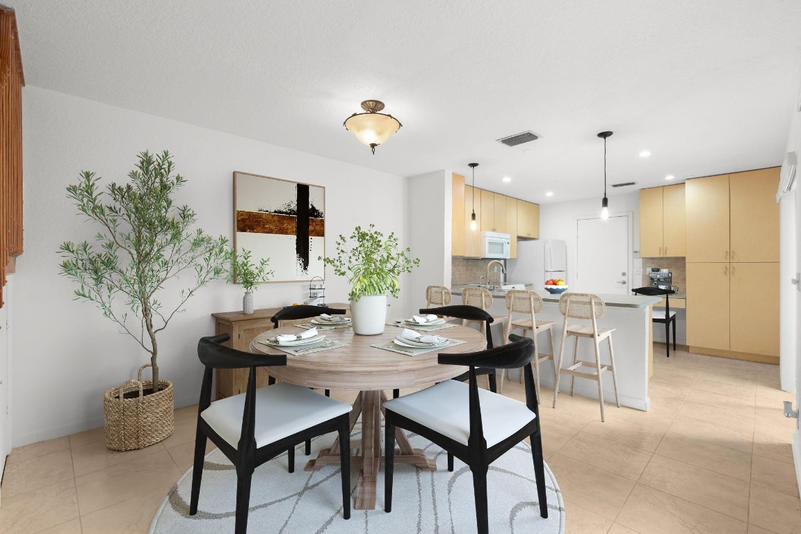 EMBASSY LAKES - Residential