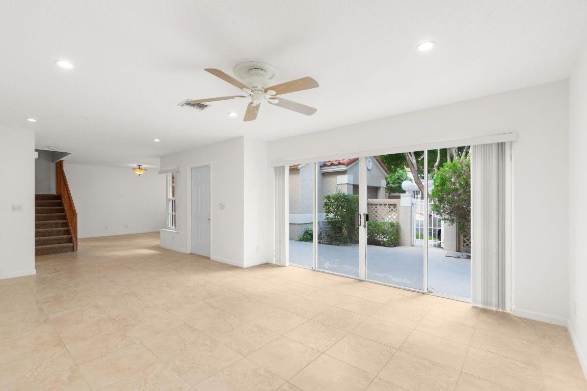 EMBASSY LAKES - Residential