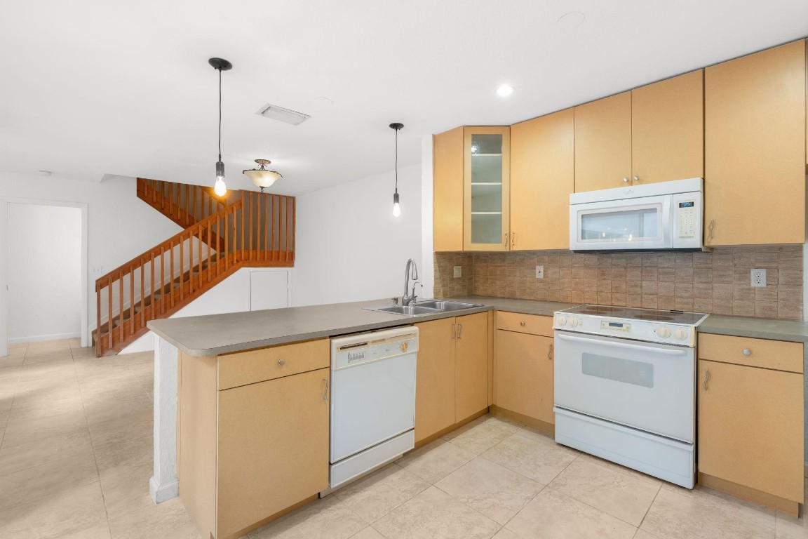 EMBASSY LAKES - Residential