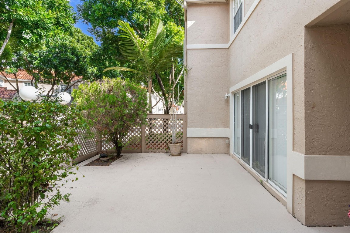 EMBASSY LAKES - Residential