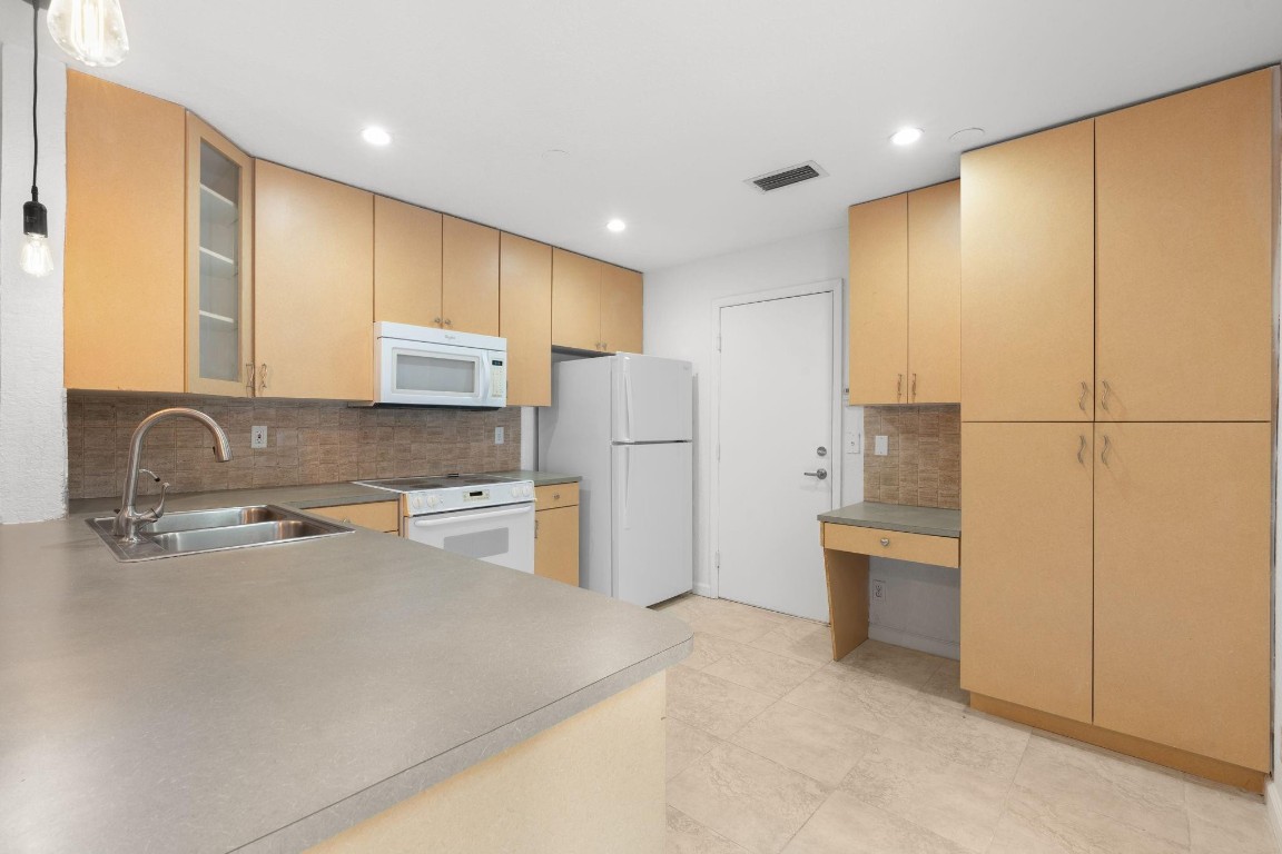 EMBASSY LAKES - Residential