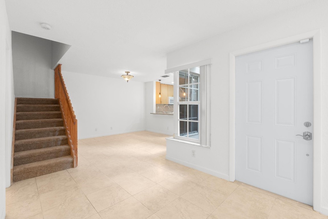 EMBASSY LAKES - Residential