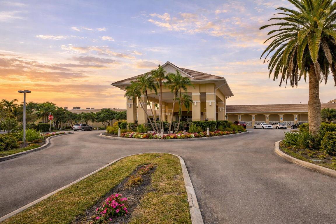 FOUNTAINS OF PALM BEACH CONDO 4 - Residential