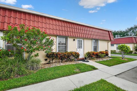 Photo of 522 Franconia Circle #A, Lake Worth, FL 33467 (MLS # R11113040)
