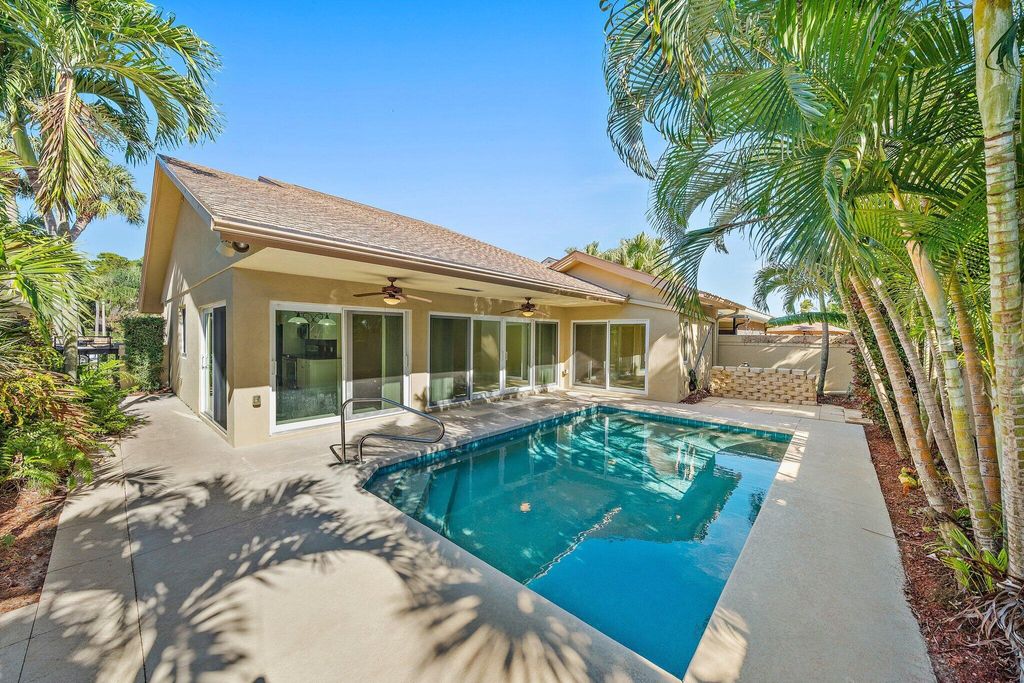 Photo of 118 Knoll Way, Jupiter, FL 33477 (MLS # R10971127)