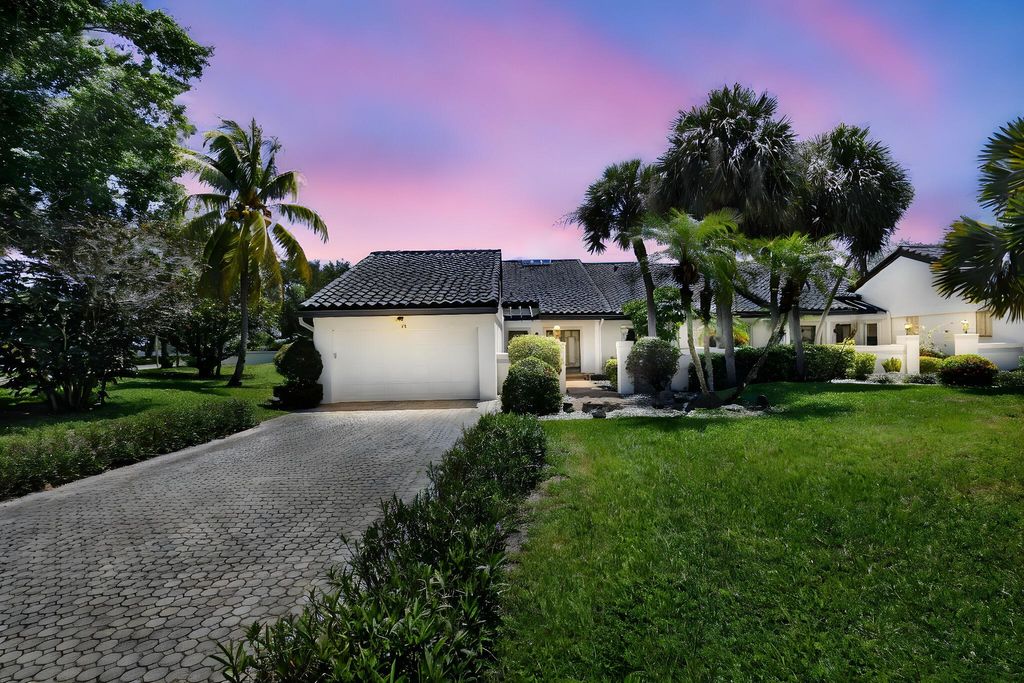 Photo of 14 Windsor Lane, Boynton Beach, FL 33436 (MLS # R11086640)