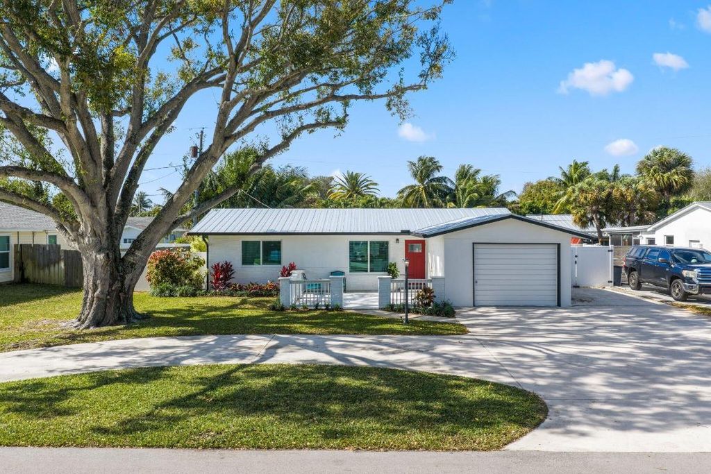 Photo of 1510 Kingsley Road, Jupiter, FL 33469 (MLS # R11157977)